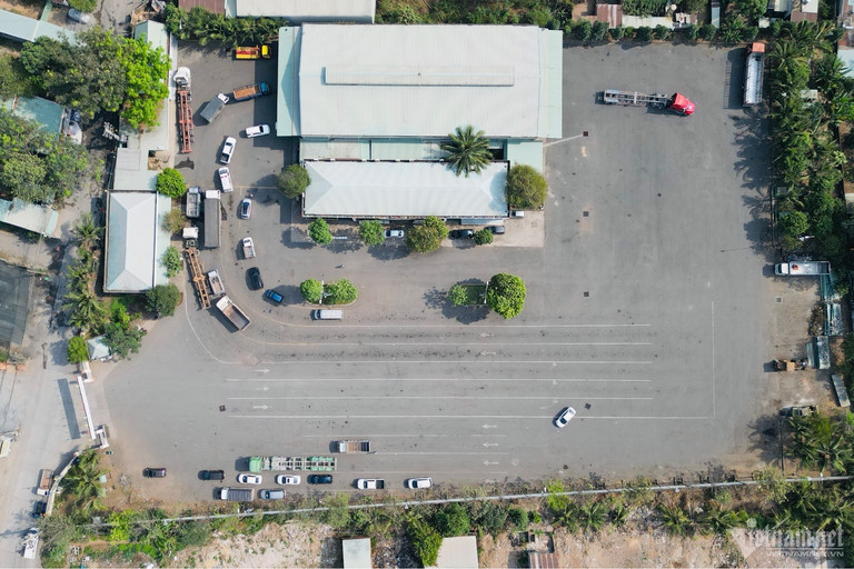 Chỉ hơn 10 phương tiện chờ đăng kiểm tại trung tâm đăng kiểm 60-05D. Chỉ hơn 10 phương tiện chờ đăng kiểm tại trung tâm đăng kiểm 60-05D.