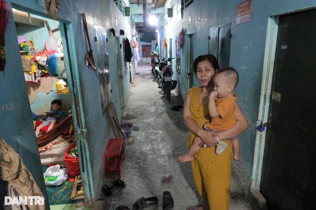 Kinh tế eo hẹp, bà Nga và gia đình chọn đón Tết ở thành phố, dù quê nhà chỉ cách đó hơn 100 km (Ảnh: Nguyễn Vy).