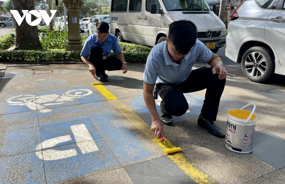 Vỉa hè đường Trần Hưng Đạo được sơn lại vạch sau thời gian thu phí (ảnh: Lưu Sơn) Vỉa hè đường Trần Hưng Đạo được sơn lại vạch sau thời gian thu phí (ảnh: Lưu Sơn)