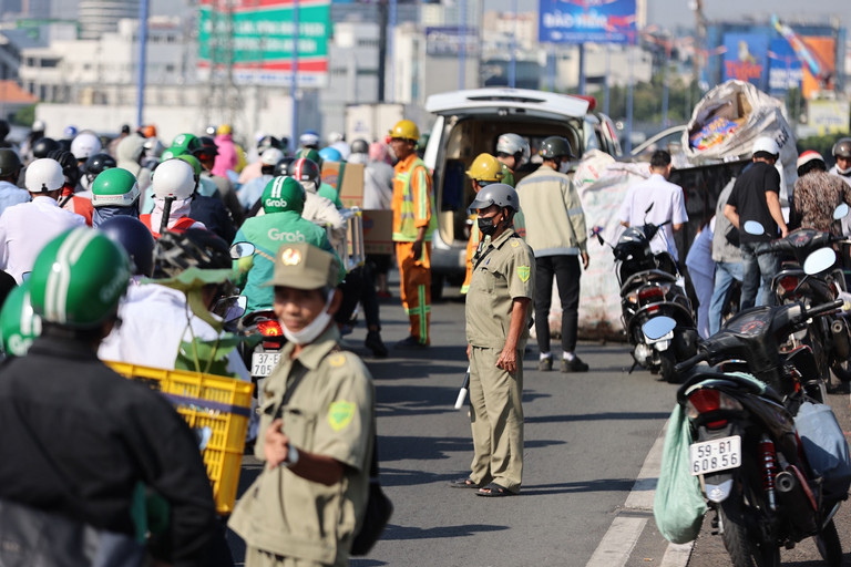 Lực lượng chức năng phân luồng, điều tiết giao thông.