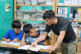 Anh Thắng và các em nhỏ trong lớp học tình thương Long Bửu (Ảnh: Thu Phượng) Anh Thắng và các em nhỏ trong lớp học tình thương Long Bửu (Ảnh: Thu Phượng)