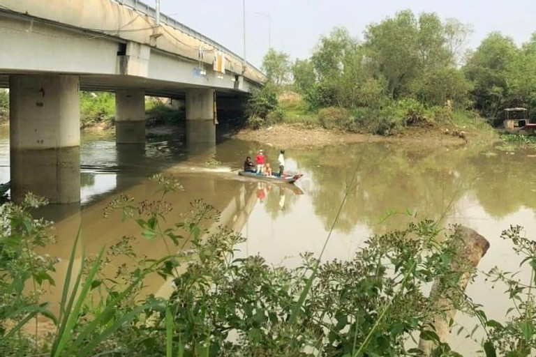 Tổ chức tìm kiếm bé K. dọc sông Đồng Môn. Ảnh: A.H Tổ chức tìm kiếm bé K. dọc sông Đồng Môn. Ảnh: A.H
