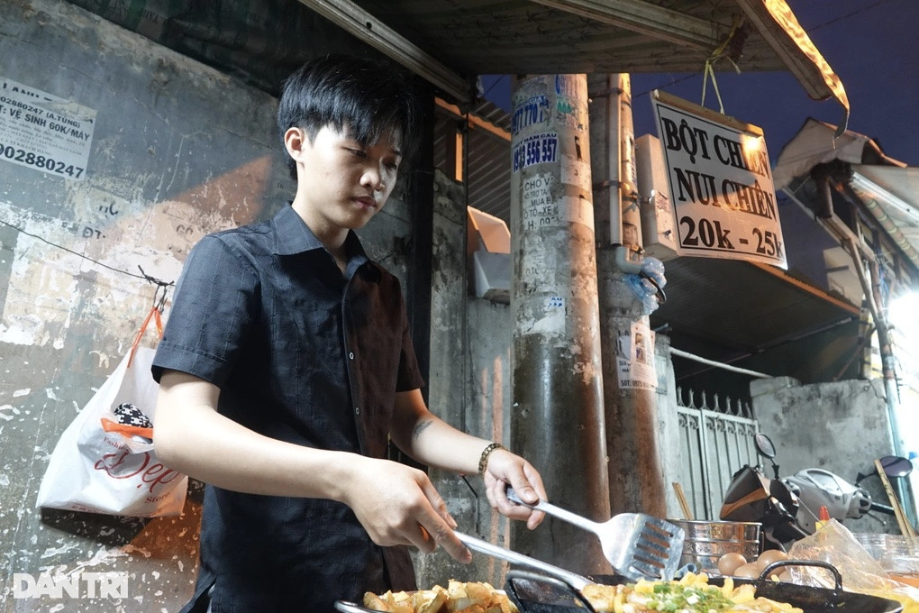 Để có thêm thu nhập, Khôi cùng mẹ mở sạp bánh bột chiên ở chợ (Ảnh: Nguyễn Vy).