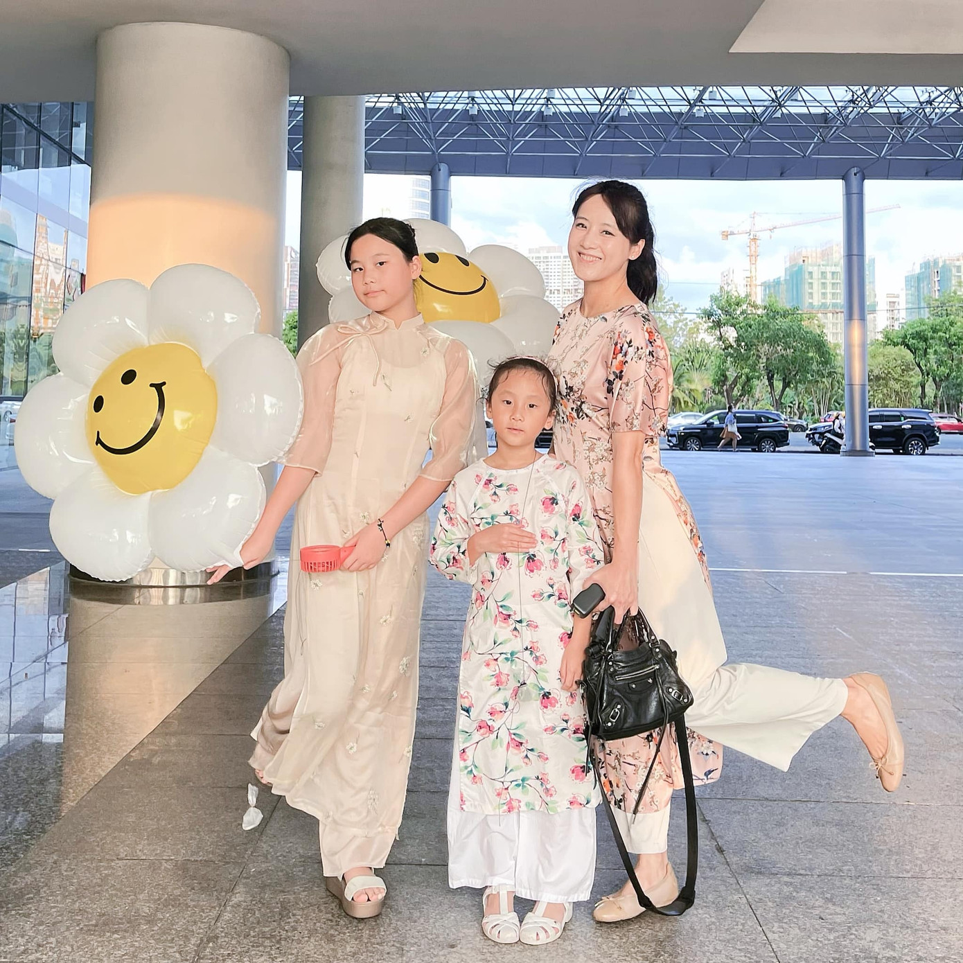 3 mẹ con chị Becky trong tà áo dài Việt Nam (Ảnh: Becky Chan).