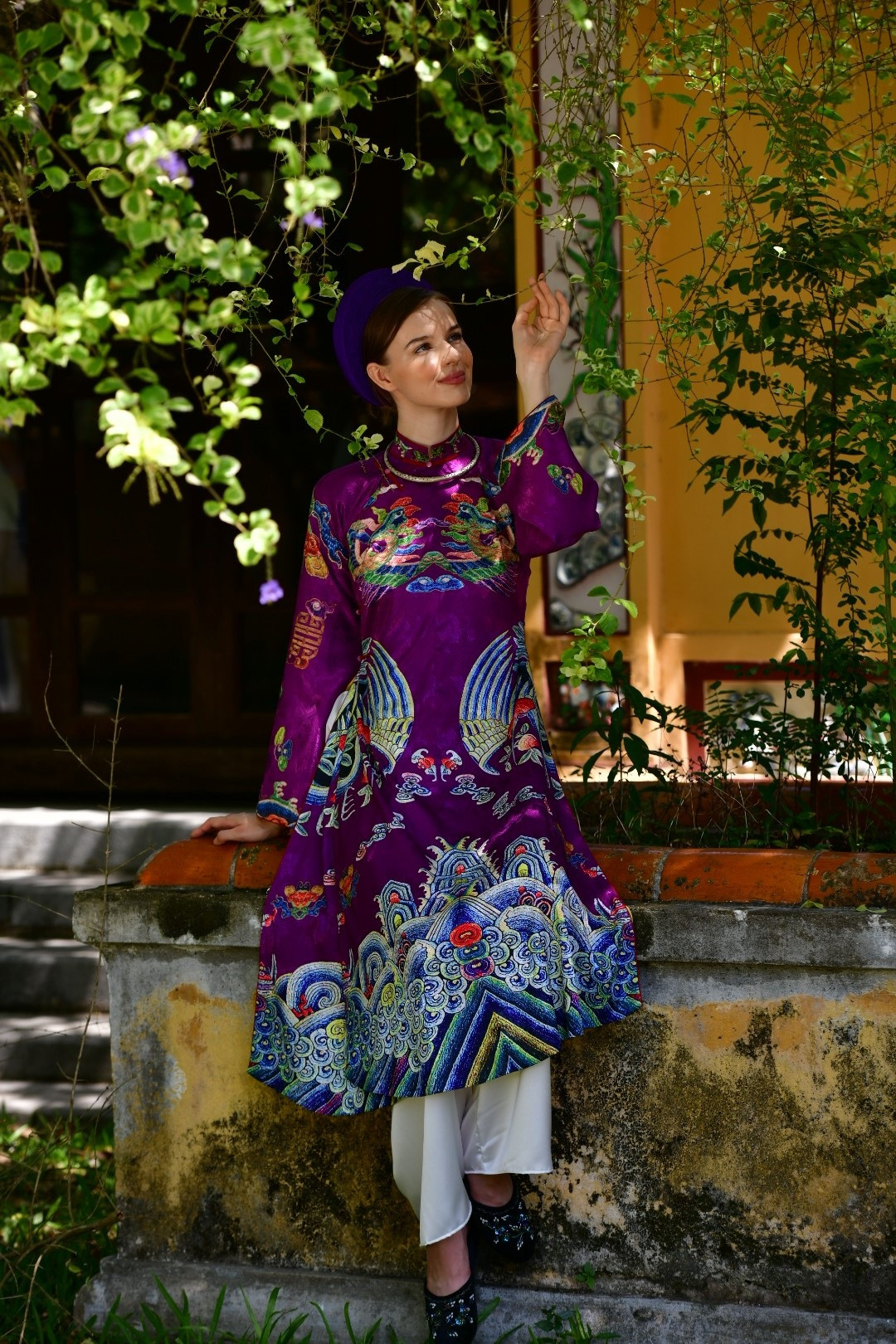 Iryna mặc cổ phục của người Việt (Ảnh: Iryna Yang).