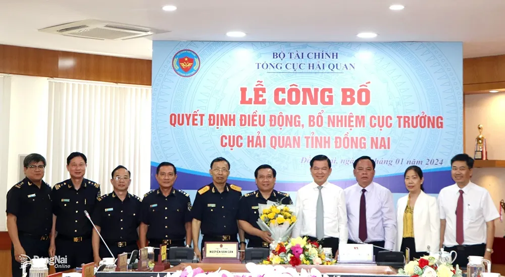 Lãnh đạo tỉnh Đồng Nai tặng hoa chúc mừng và chụp hình lưu niệm với Ban lãnh đạo Cục HQĐN.