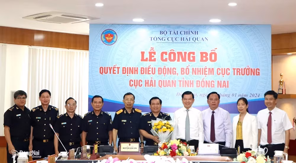 Lãnh đạo tỉnh Đồng Nai tặng hoa chúc mừng và chụp hình lưu niệm với Ban lãnh đạo Cục HQĐN.