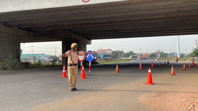 Trạm CSGT Tân Túc lập chốt kiểm tra trên Quốc lộ 1 Trạm CSGT Tân Túc lập chốt kiểm tra trên Quốc lộ 1