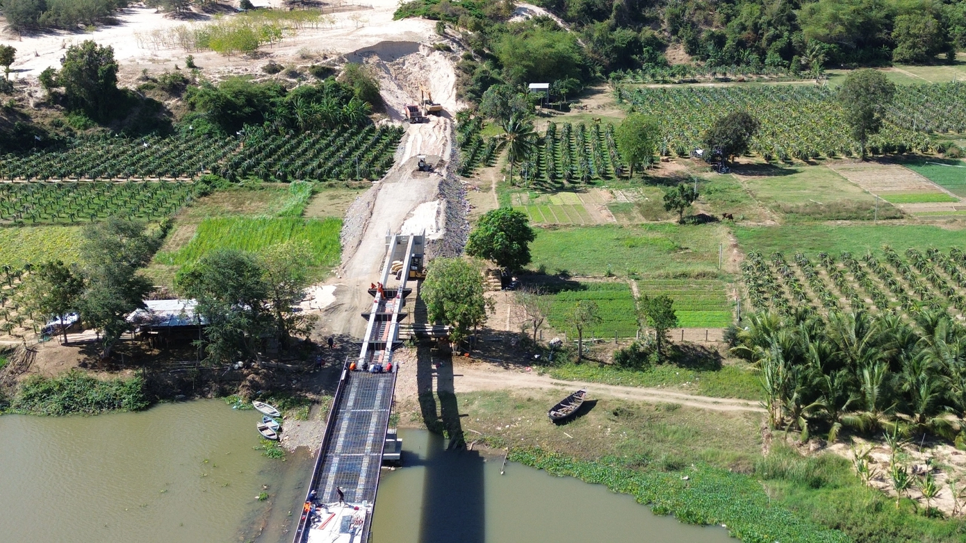 Phần đường dẫn cầu được bàn giao mặt bằng, nhà thầu đang thi công 3 ca để sớm thông xe.