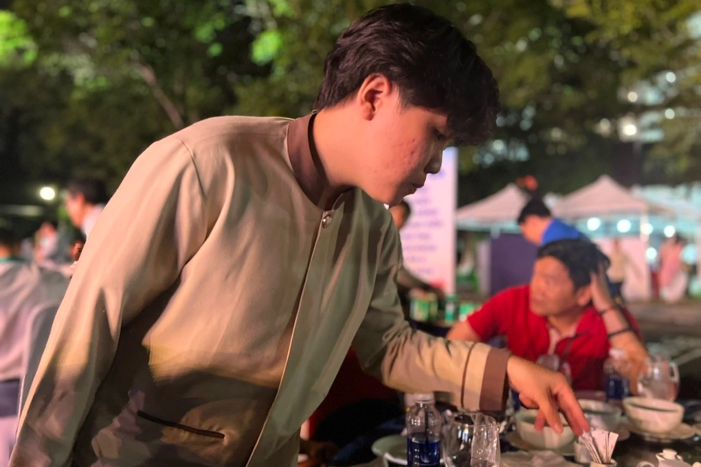 Sinh viên ở TPHCM làm thêm bán thời gian (Ảnh: Hoài Nam).