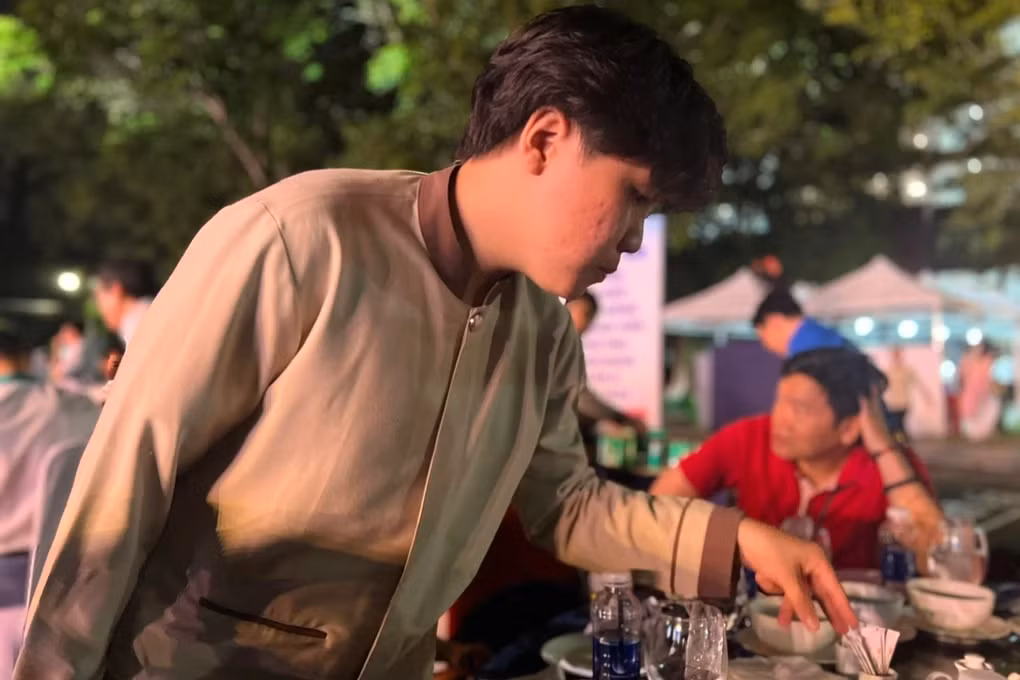 Sinh viên ở TPHCM làm thêm bán thời gian (Ảnh: Hoài Nam). Sinh viên ở TPHCM làm thêm bán thời gian (Ảnh: Hoài Nam).