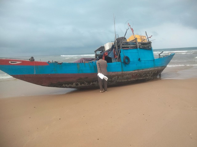 Hình ảnh chiếc "tàu ma" trôi dạt vào bờ biển Quảng Bình Hình ảnh chiếc "tàu ma" trôi dạt vào bờ biển Quảng Bình