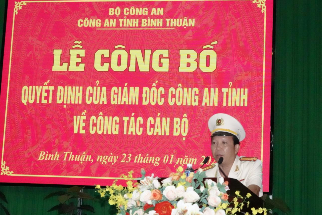 Đồng chí thượng tá Phạm Văn Hải, Trưởng Công an huyện Hàm Tân phát biểu nhận nhiệm vụ tại Hội nghị. Đồng chí thượng tá Phạm Văn Hải, Trưởng Công an huyện Hàm Tân phát biểu nhận nhiệm vụ tại Hội nghị.