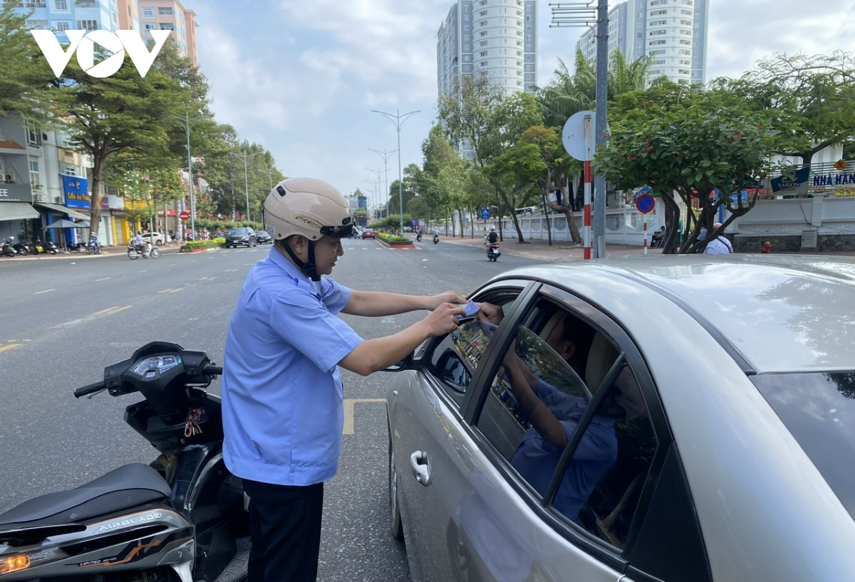 Toàn bộ nguồn thu từ vỉa hè, lòng đường sẽ được giữ lại để phục vụ duy tu và hoạt động thu phí (ảnh: Lưu Sơn) Toàn bộ nguồn thu từ vỉa hè, lòng đường sẽ được giữ lại để phục vụ duy tu và hoạt động thu phí (ảnh: Lưu Sơn)