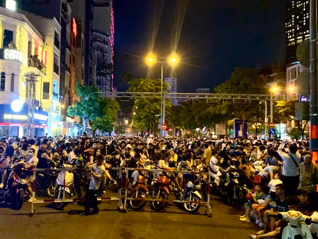 Biển người xem pháo hoa Biển người xem pháo hoa