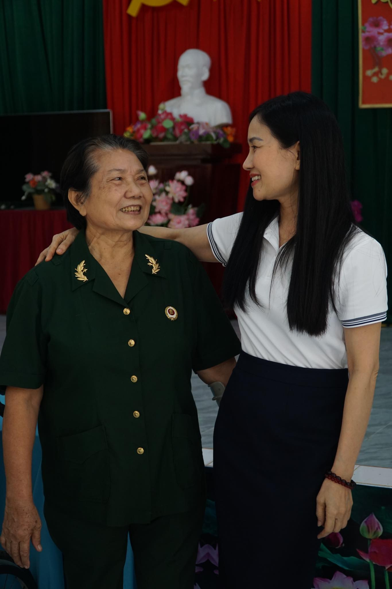 Bà Thuỷ thăm hỏi thương binh ở trung tâm.