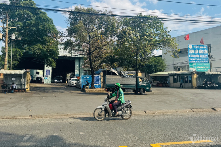 Trung tâm đăng kiểm 60-01S không còn phương tiện xếp hàng dài chờ đăng kiểm. Trung tâm đăng kiểm 60-01S không còn phương tiện xếp hàng dài chờ đăng kiểm.