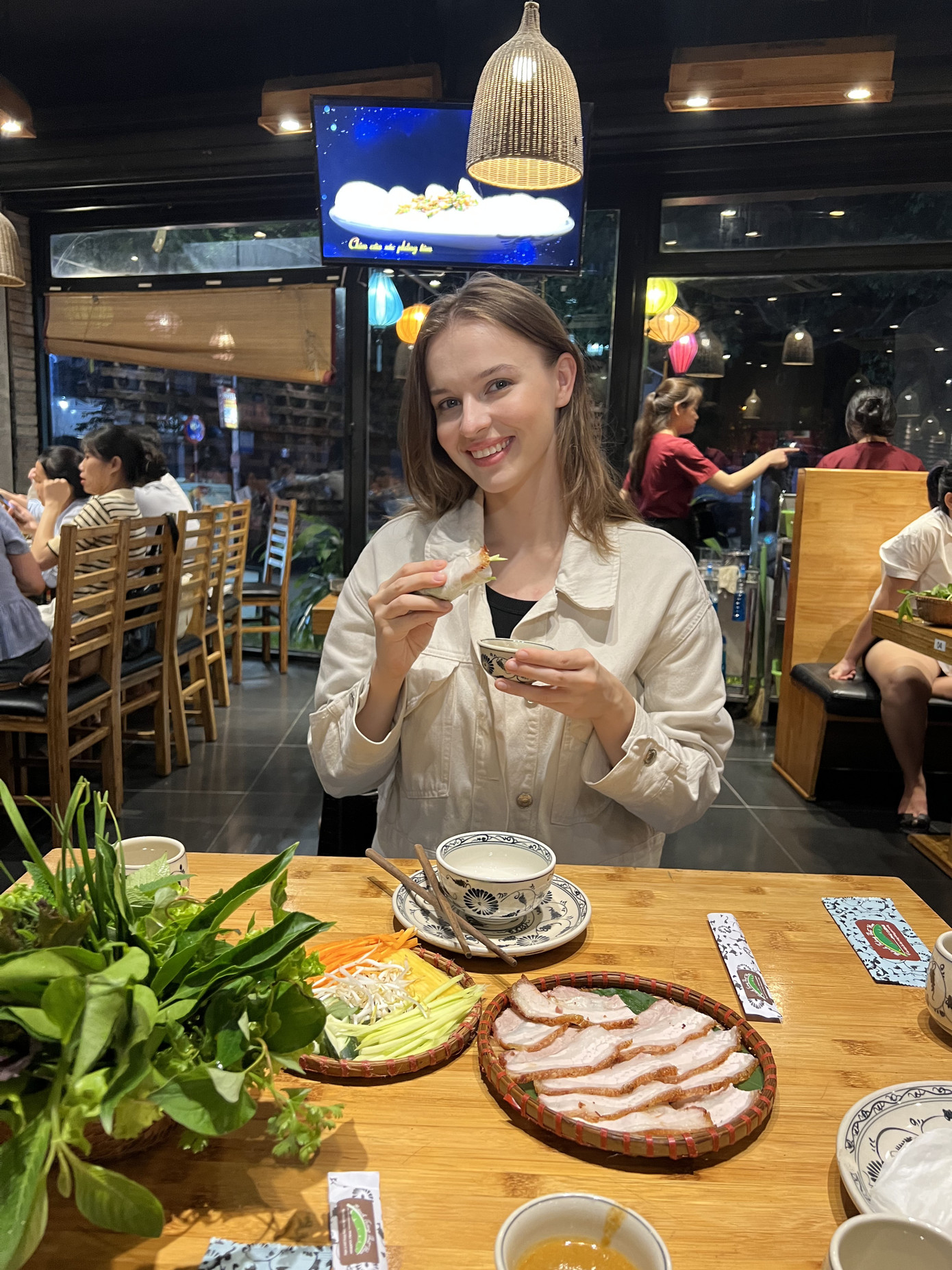 Cô gái Belarus tiết lộ, mê nhiều món ăn Việt Nam trong đó có bánh chưng rán (Ảnh: Iryna Yang).