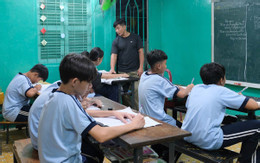 Anh Thắng luôn tận tình hướng dẫn các em học chữ (Ảnh: Khánh Ly). Anh Thắng luôn tận tình hướng dẫn các em học chữ (Ảnh: Khánh Ly).