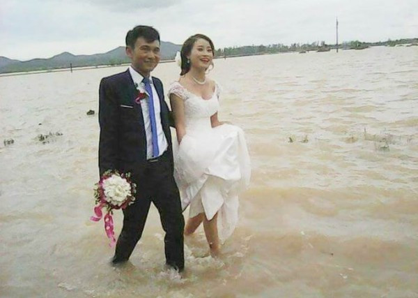 Hình ảnh những đám cưới trong mưa lũ gây ‘bão’ mạng ảnh 2