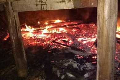 Lấy nhầm xăng thắp đèn, gia đình người Khơ Mú bị thiêu rụi trong đêm ảnh 1