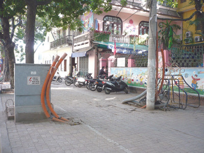 Do tủ điện áp và dây điện loằng ngoằng, cổng chính trường mầm non B (Hoàn Kiếm) đã phải đóng cửa . Ảnh: T. Đảng Do tủ điện áp và dây điện loằng ngoằng, cổng chính trường mầm non B (Hoàn Kiếm) đã phải đóng cửa