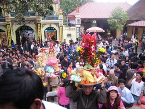 Vào những dịp đầu xuân, cuối năm lượng khách đến cầu xin đền Bà Chúa Kho rất đông