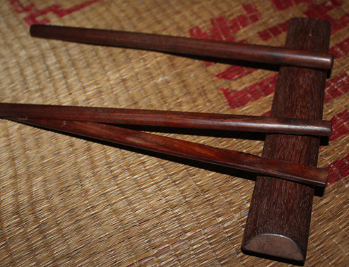 Bài học đầu tiên các ả đào được dạy là gõ 5 khổ phách. Ảnh: Bình Minh. Bài học đầu tiên các ả đào được dạy là gõ 5 khổ phách. Ảnh: Bình Minh