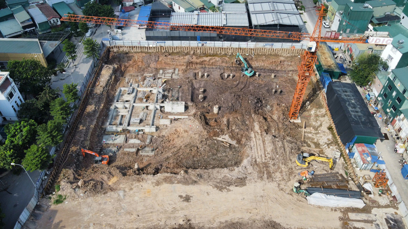 Theo ghi nhận của PV, tại dự án nhà ở xã hội Hạ Đình nhiều máy móc, công nhân đang triển khai hạng mục móng và hầm của công trình. Theo ghi nhận của PV, tại dự án nhà ở xã hội Hạ Đình nhiều máy móc, công nhân đang triển khai hạng mục móng và hầm của công trình.