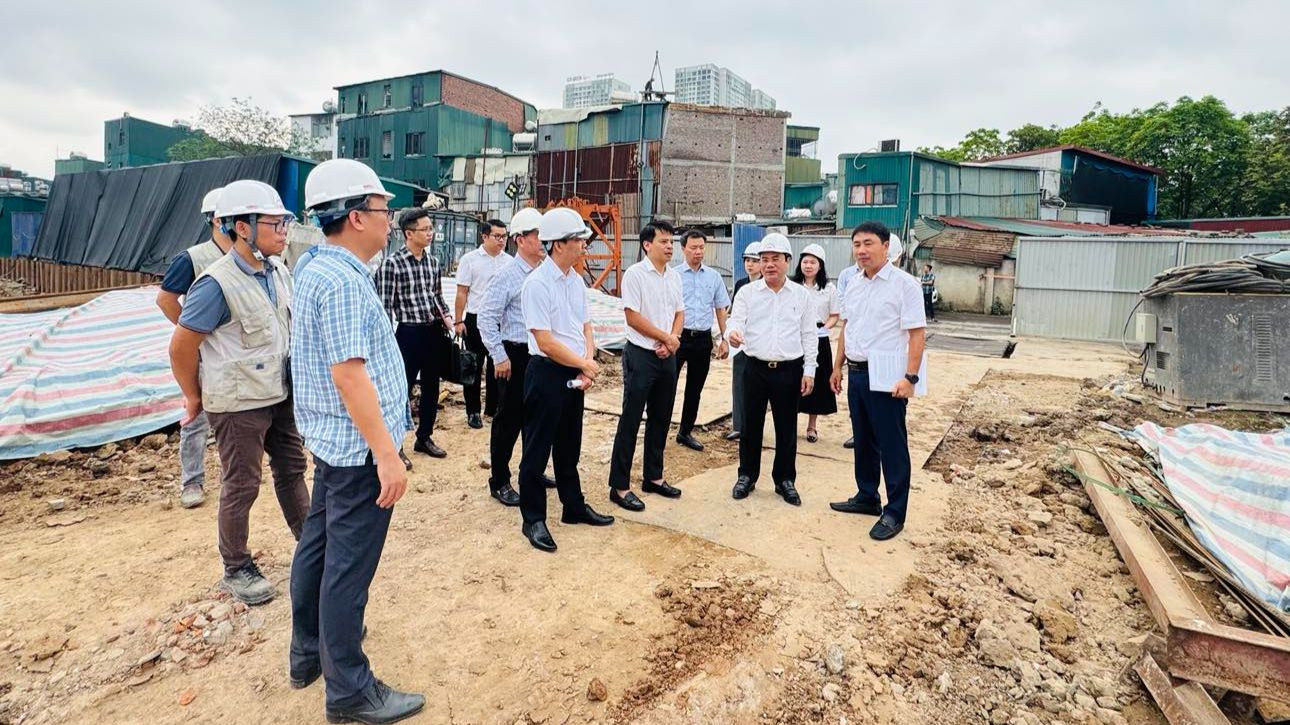 Đối với dự án này, tại buổi thị sát về tiến độ các dự án đang triển khai trên địa bàn TP Hà Nội, Thứ trưởng Bộ Xây dựng Nguyễn Văn Sinh yêu cầu - chủ đầu tư báo cáo ngay Sở Xây dựng Hà Nội, đề nghị cấp giấy phép vận chuyển vật liệu ban ngày để đẩy nhanh tiến độ thi công. Ảnh: BXD. Đối với dự án này, tại buổi thị sát về tiến độ các dự án đang triển khai trên địa bàn TP Hà Nội, Thứ trưởng Bộ Xây dựng Nguyễn Văn Sinh yêu cầu - chủ đầu tư báo cáo ngay Sở Xây dựng Hà Nội, đề nghị cấp giấy phép vận chuyển vật liệu ban ngày để đẩy nhanh tiến độ thi công. Ảnh: BXD.