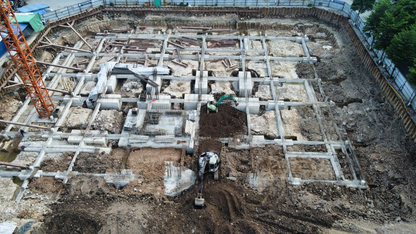 Trong khi đó, phía chủ đầu tư cho biết, dự án hiện đang thi công phần hầm, dự kiến tháng 7/2025 đủ điều kiện mở bán. Dự án nằm giữa khu dân cư nên quá trình thi công gặp khó khăn khi vận chuyển vật liệu. Trong khi đó, phía chủ đầu tư cho biết, dự án hiện đang thi công phần hầm, dự kiến tháng 7/2025 đủ điều kiện mở bán. Dự án nằm giữa khu dân cư nên quá trình thi công gặp khó khăn khi vận chuyển vật liệu.