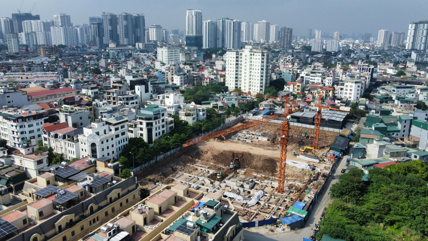 Dự án nhà ở xã hội tại ô đất NO1 khu đô thị mới Hạ Đình (xã Tân Triều, huyện Thanh Trì) do liên danh Công ty Đầu tư phát triển hạ tầng đô thị (UDIC), Công ty cổ phần Xây dựng lắp máy điện nước Hà Nội Haweicco, Công ty cổ phần Kinh doanh và phát triển nhà DAC Hà Nội làm chủ đầu tư được khởi công xây dựng vào tháng 12/2024, trên khu đất có diện tích 9.305m2. Dự án cách ngã tư Nguyễn Trãi - Khuất Duy Tiến khoảng 800m - được đánh giá là dự án nhà ở xã hội "hót" nhất Hà Nội khởi công thời gian vừa qua. Dự án nhà ở xã hội tại ô đất NO1 khu đô thị mới Hạ Đình (xã Tân Triều, huyện Thanh Trì) do liên danh Công ty Đầu tư phát triển hạ tầng đô thị (UDIC), Công ty cổ phần Xây dựng lắp máy điện nước Hà Nội Haweicco, Công ty cổ phần Kinh doanh và phát triển nhà DAC Hà Nội làm chủ đầu tư được khởi công xây dựng vào tháng 12/2024, trên khu đất có diện tích 9.305m2. Dự án cách ngã tư Nguyễn Trãi - Khuất Duy Tiến khoảng 800m - được đánh giá là dự án nhà ở xã hội "hót" nhất Hà Nội khởi công thời gian vừa qua.