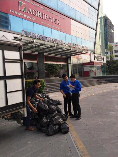 Nhân viên ngân hàng Nông nghiệp mua dứa ủng hộ nông dân ảnh 1