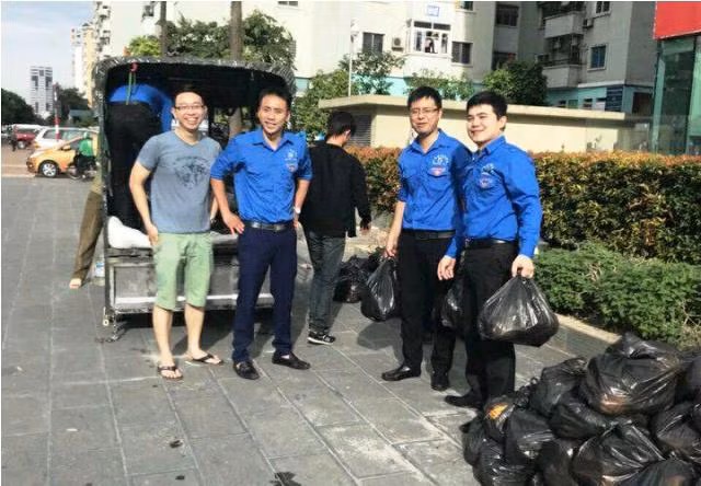 Nhân viên ngân hàng Nông nghiệp mua dứa ủng hộ nông dân ảnh 2