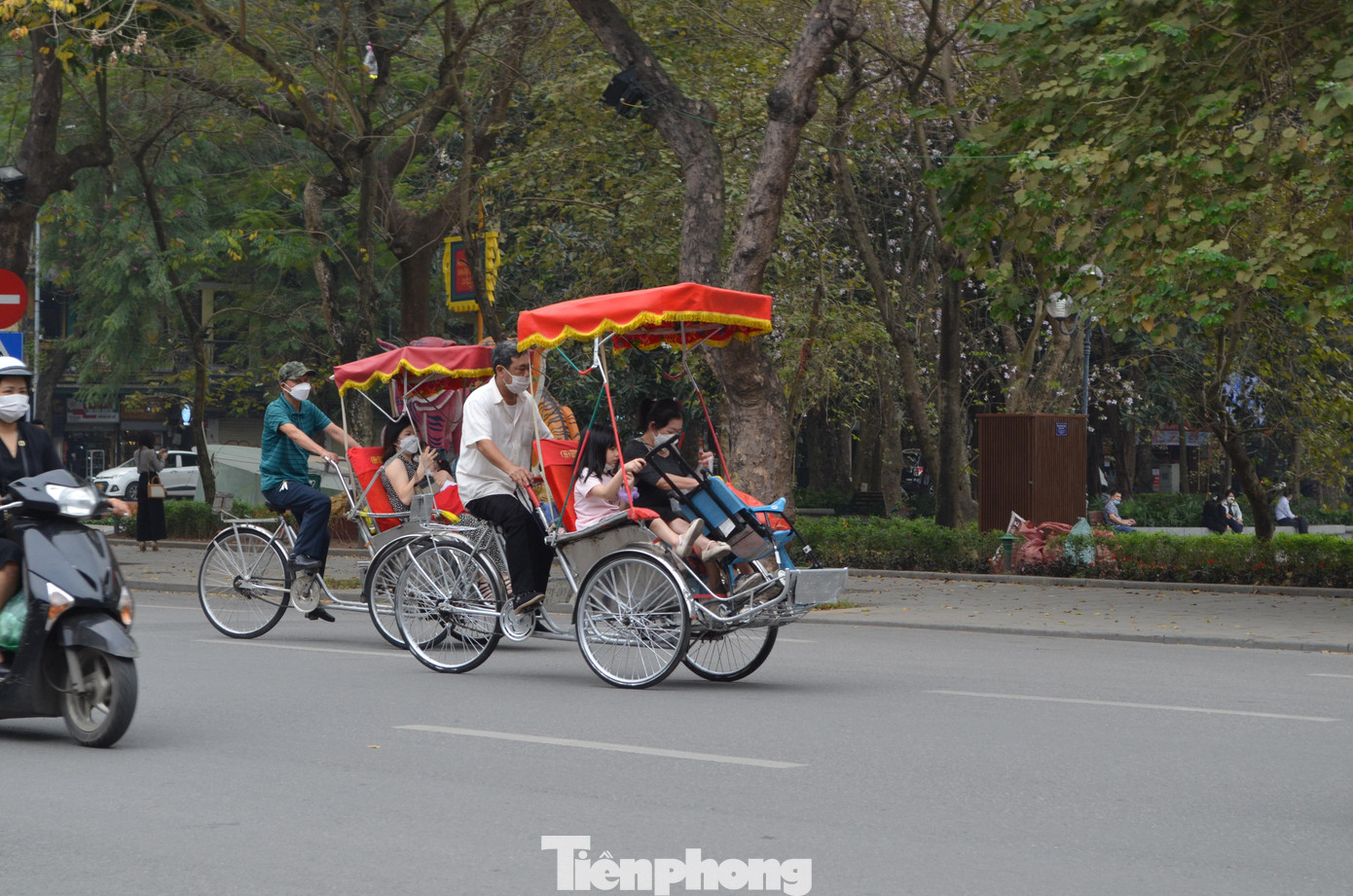 Chỉ lác đác một vài người may mắn mời chào được những vị khách người Việt Nam.