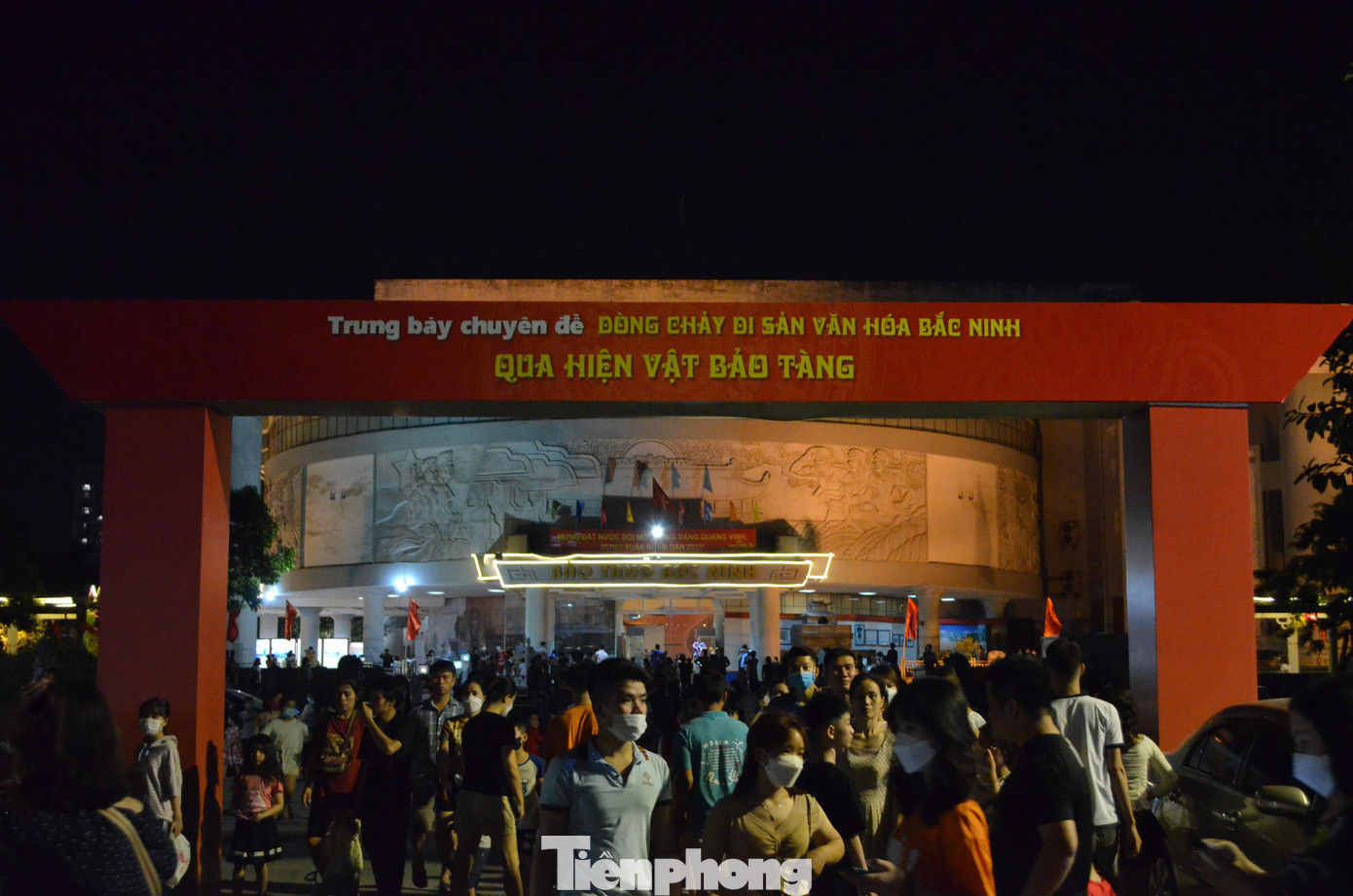 Tại đây tổ chức trưng bày chuyên đề "Dòng chảy di sản văn hóa Bắc Ninh qua hiện vật bảo tàng".