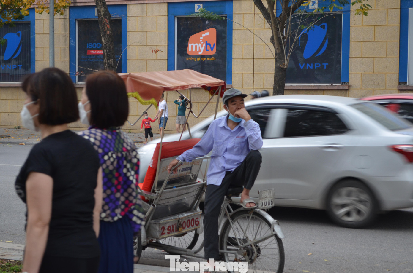 Có nhiều bác tài phải gồng gánh tài chính để nuôi các con, cháu ăn học nên tiền ăn, tiền trọ phải chắt bóp; dịch đến thì chạy đi kiếm nhiều nghề tự do mới mong bỏ dư ra một khoản tiền.