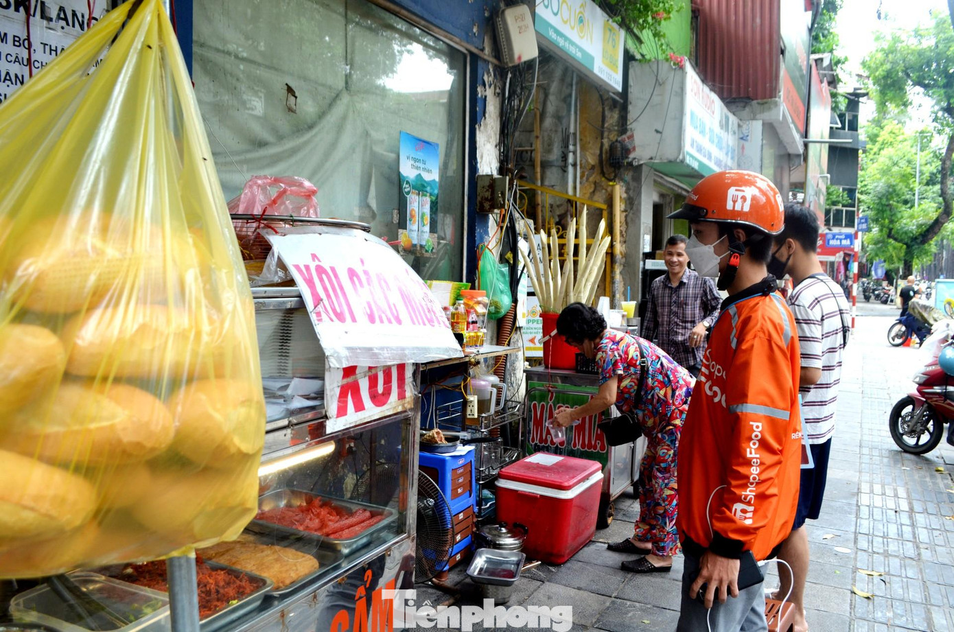 Mì gói hay bánh mì là lựa chọn thường xuyên của nhiều bạn trẻ trong bữa ăn để tiết kiệm chi phí.