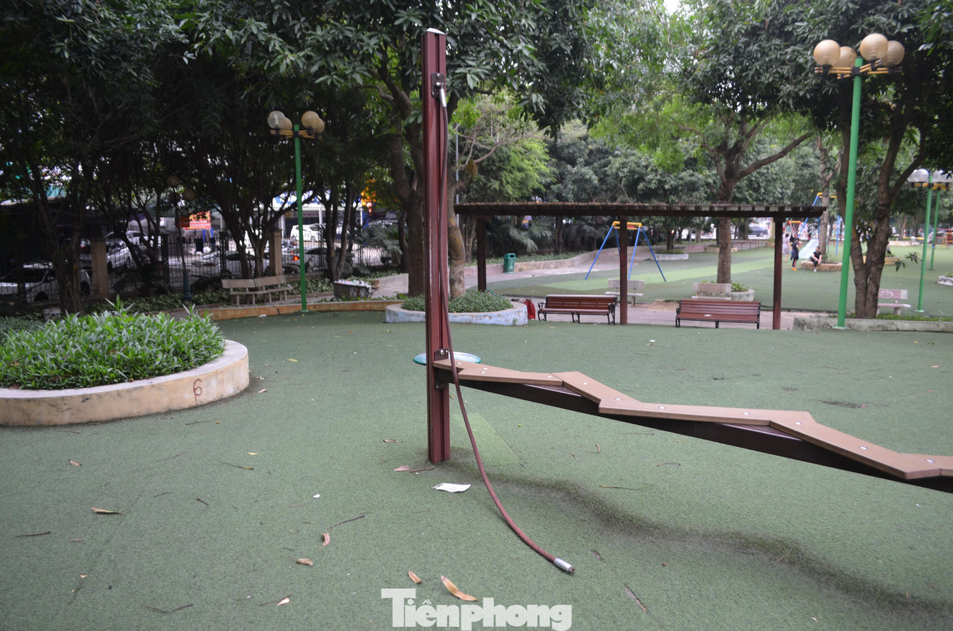 Ngoài thảm cỏ nhân tạo, nhiều hạng mục cũng bị hỏng hóc, xuống cấp. Trong ảnh, một xích đu bị đứt một bên đầu dây, người dân không thể sử dụng.