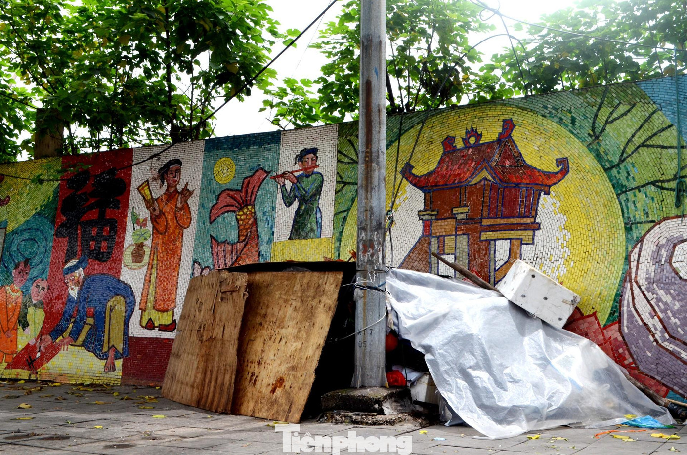 Một vị trí gần khu vực chợ Long Biên bị người dùng làm nơi tập kết nhiều đồ dùng, bàn ghế...