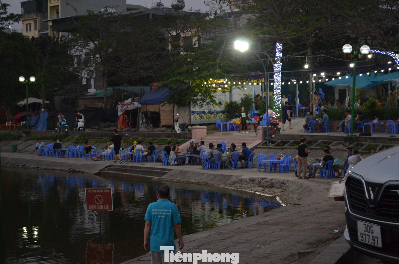 Càng về tối, lượng khách kéo về ven hồ Định Công càng đông.