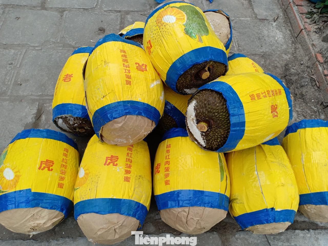 Theo các tiểu thương, đây là mặt hàng bị ùn ứ tại cửa khẩu Lạng Sơn. Họ mua số lượng lớn từ các chủ buôn đến từ các tỉnh miền Tây về để buôn lại. Dù là đặc sản chuyên xuất khẩu nhưng lượng người mua rất thưa thớt.