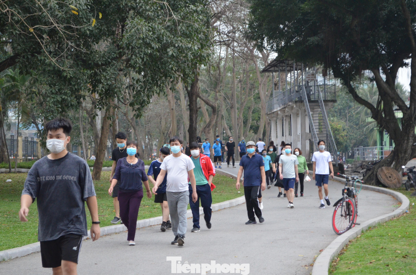 Công viên được hoàn thành vào tháng 5/1961 sau gần 3 năm xây dựng, với sự đóng góp của hàng vạn ngày công lao động công ích của sinh viên và người dân. Công viên hiện vẫn lớn nhất Hà Nội, hình thành hình thành từ vùng đầm, hồ và bãi rác với diện tích hơn 50 ha; riêng phần diện tích mặt hồ chiếm 28ha.