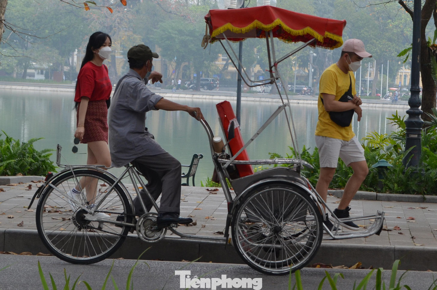 Họ kiên trì đi vòng quanh hồ và mời chào khách.