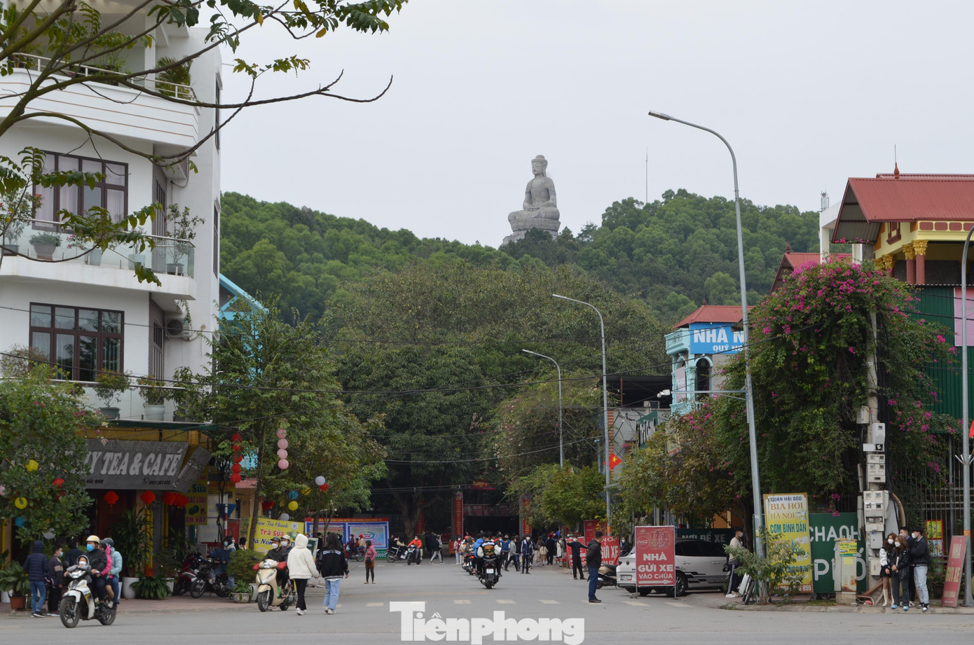 Cách đó chừng 20km, lượng người hành hương tới chùa Phật Tích (huyện Tiên Du, tỉnh Bắc Ninh) cũng rất đông đảo.