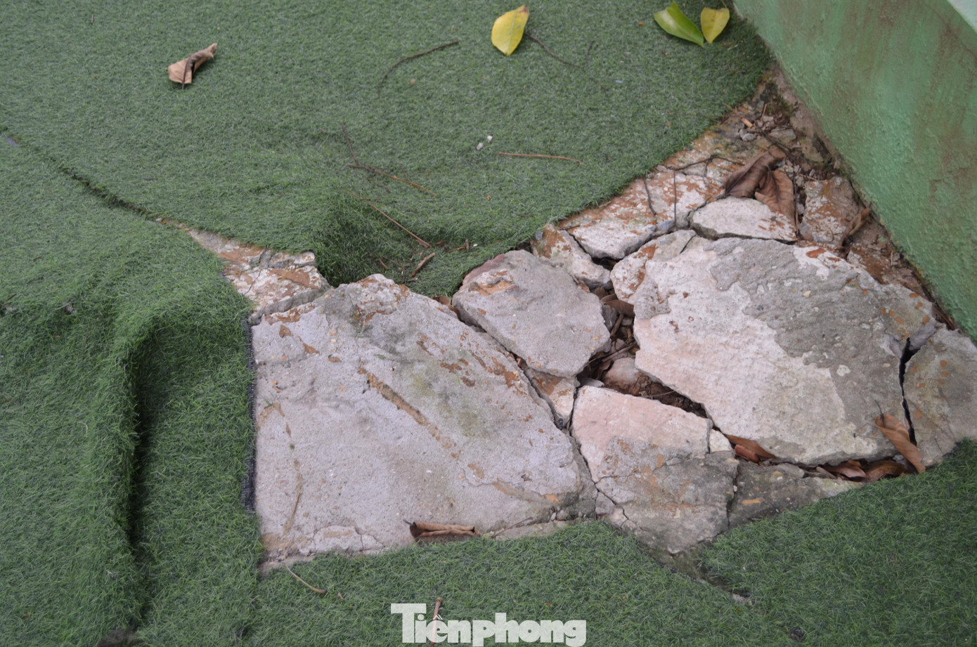 ...khiến những mảng bê tông, xi măng trồi lên.