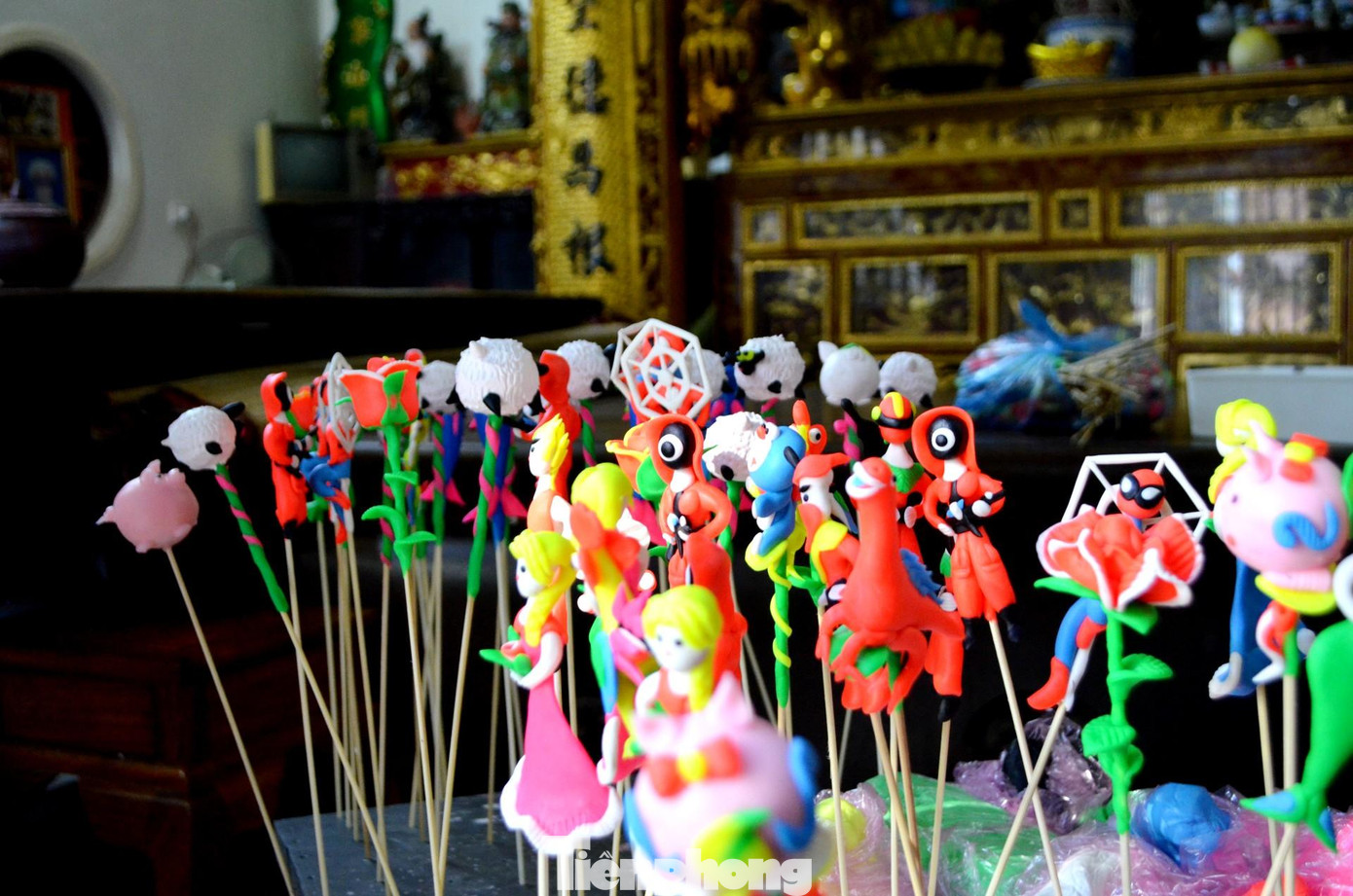 Trong ảnh: Các sản phẩm tò he hoàn thành, chờ ngày xuất xưởng.