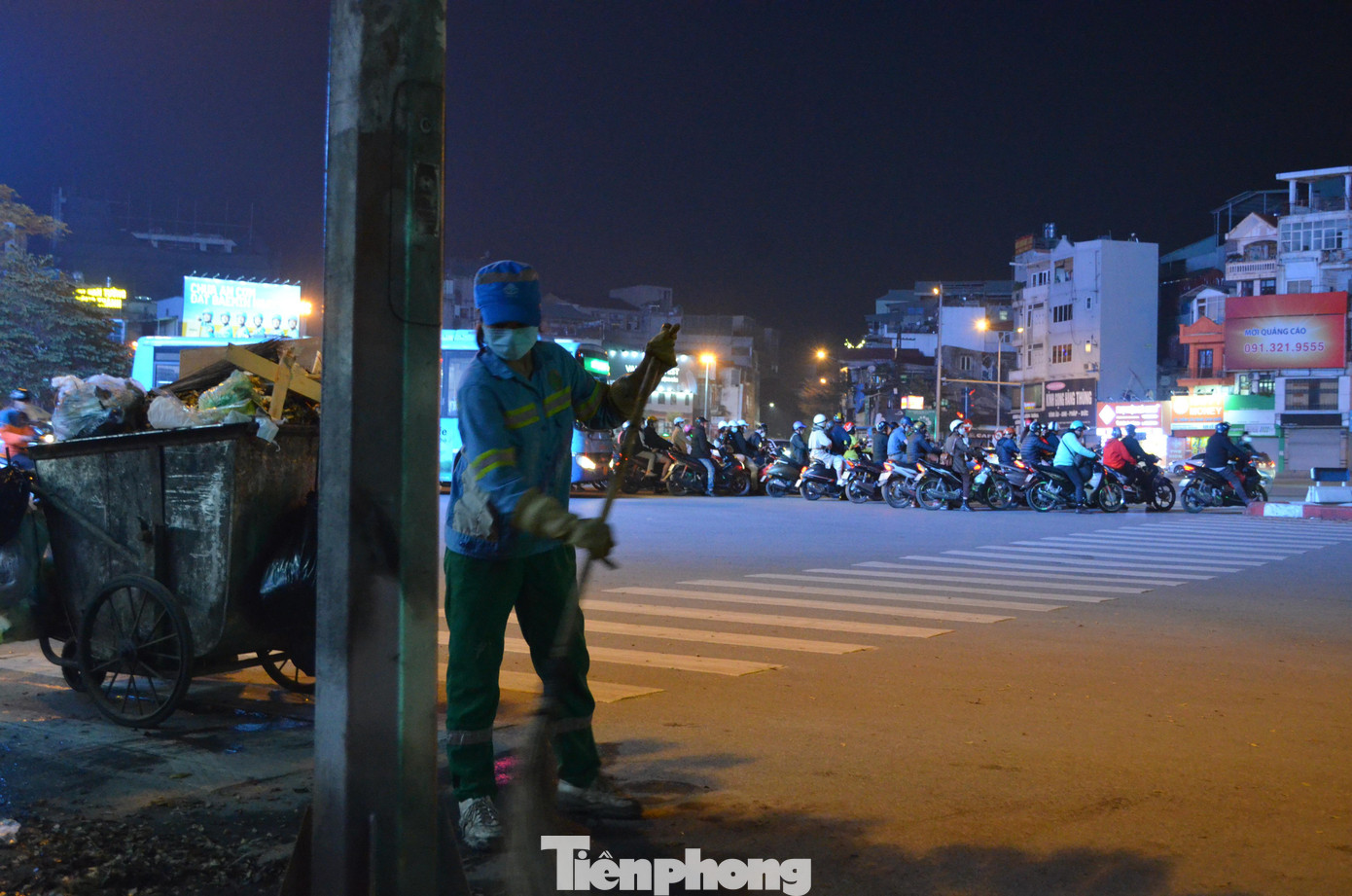 8h tối, sau khi lót dạ, những nữ lao công lại tiếp tục với công việc trên những con phố, ngõ ngách...