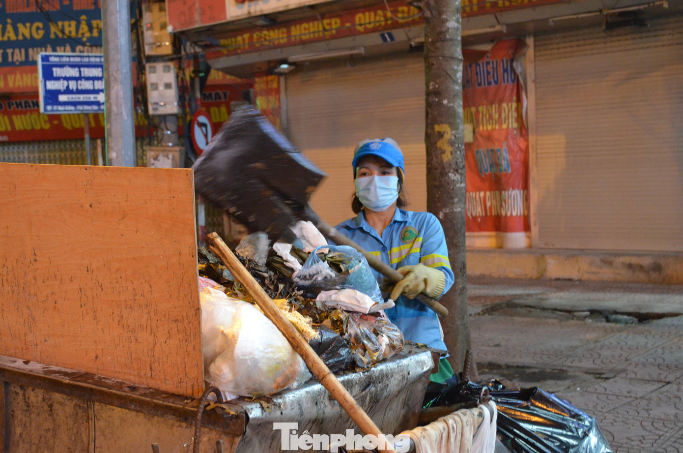 Vợ chồng chị Trần Thị Nhâm (quê Hưng Yên) đều làm công nhân vệ sinh nhiều năm qua.