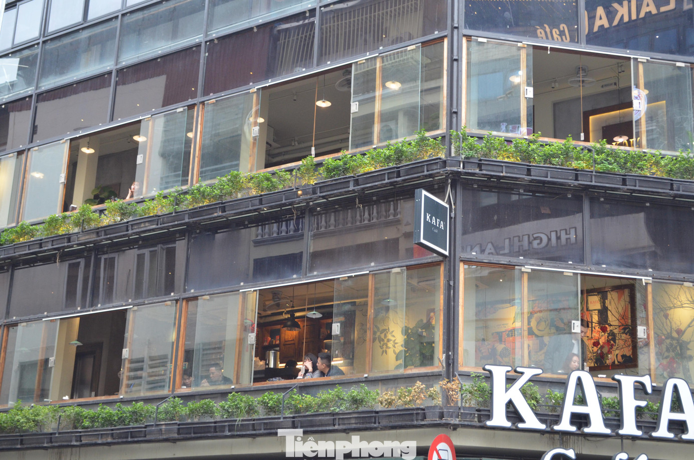 Tại các quán cà phê nổi tiếng tại khu vực Quảng trường Đông Kinh Nghĩa Thục - nơi có vị trí đắc địa, đắt đỏ, tập trung nhiều hàng quán - cũng rơi vào tình trạng tương tự.